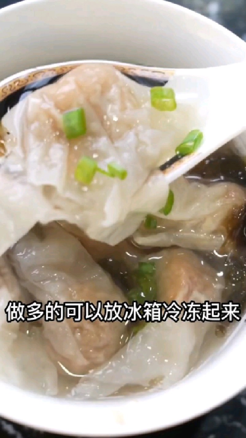 福州肉燕可蒸可水煮,外表晶莹剔透,用猪肉打成透薄如纸的肉皮,口感鲜嫩爽滑 非常美味