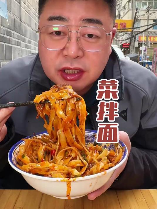路边蹲坐嗦面!烟火气十足小面馆,一口上头家常菜拌面