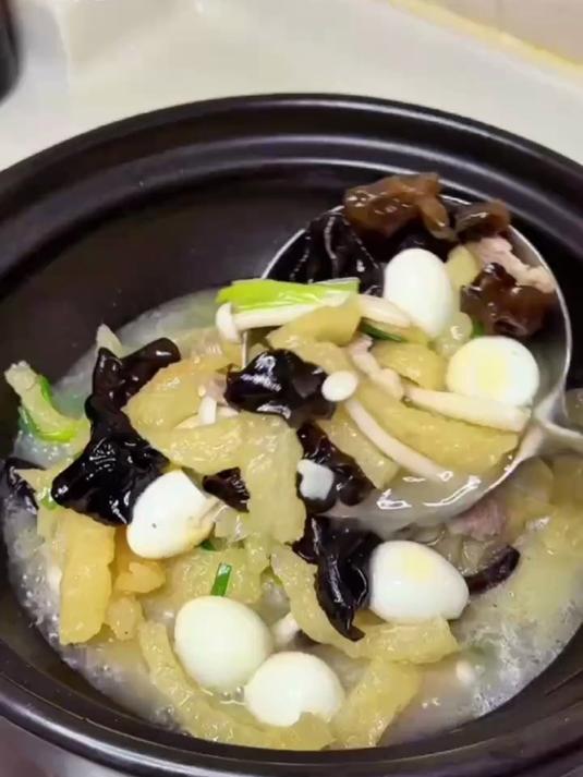 皮肚三鲜汤,到店里的必点菜。#皮肚 #肉皮 #三林塘肉皮