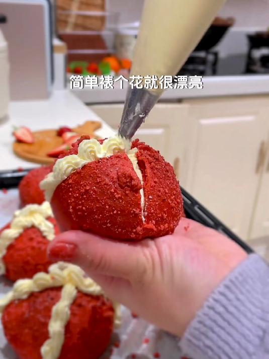 给小朋友们安排上了松软香甜 奶气十足的红丝绒酥粒面包