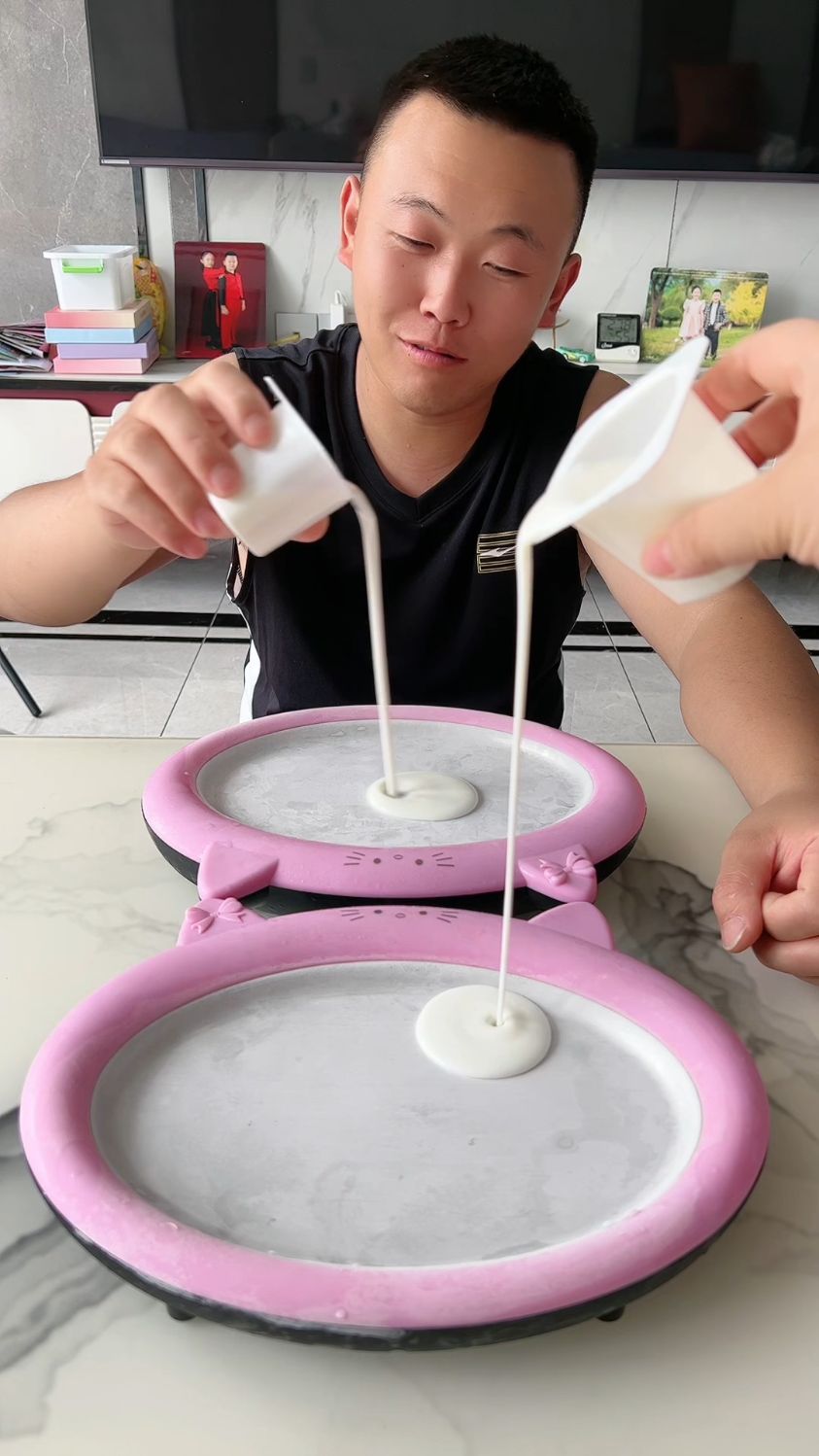 你们更喜欢谁的炒酸奶呢?