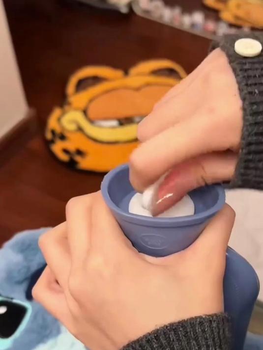 秋天暖手必备！史迪仔卡通鲨鱼注水袋，PVC加厚方便拆~