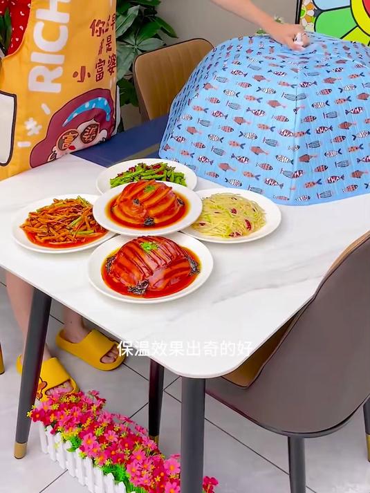 做完的饭菜很容易变凉,可以试试这个折叠保温菜罩。轻松保温实用