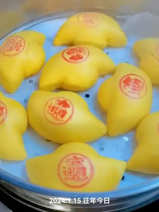 过年用模具蒸金元宝馒头,氛围轻松拉满超棒