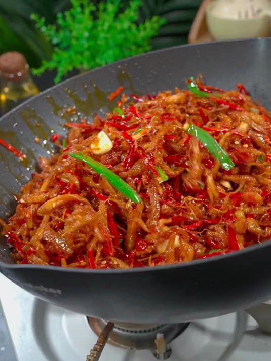 以后鸡胸肉买回家，你就像我这样做个麻辣鸡丝，做法简单麻辣酥脆