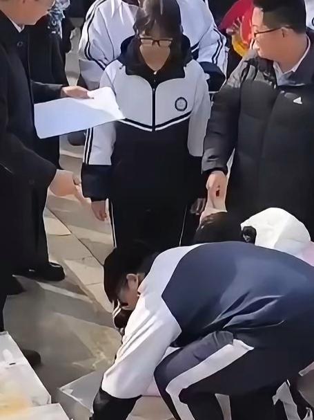 优秀班级发蛋糕!网友:这比奖状有趣