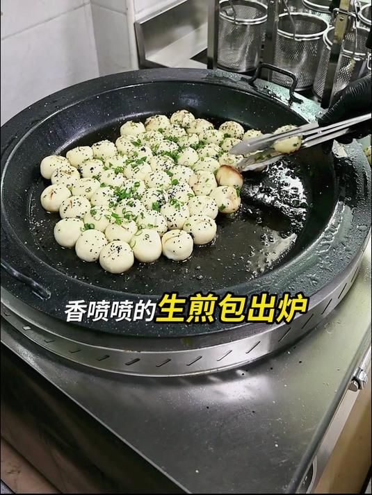 香喷喷的生煎包如何做?瑞典客户现场与师傅学习全自动包子机制作
