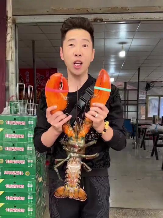 清蒸四斤多大龙虾，一个钳子比脸都大，1千多块值不值啊