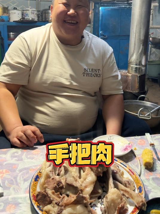 用新鲜的羊肉给长辈们做草原手把肉,你们看我做的香不香!