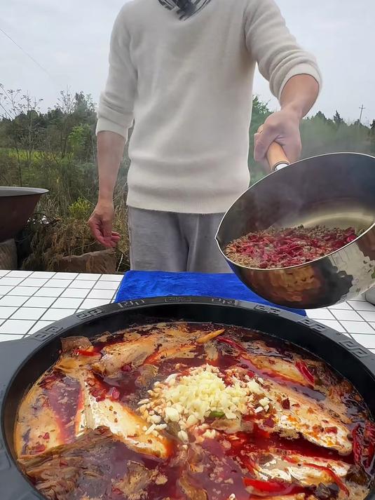 麻辣耗儿鱼煮 10 分钟，泼油加蒜，鲜辣入味超好吃！