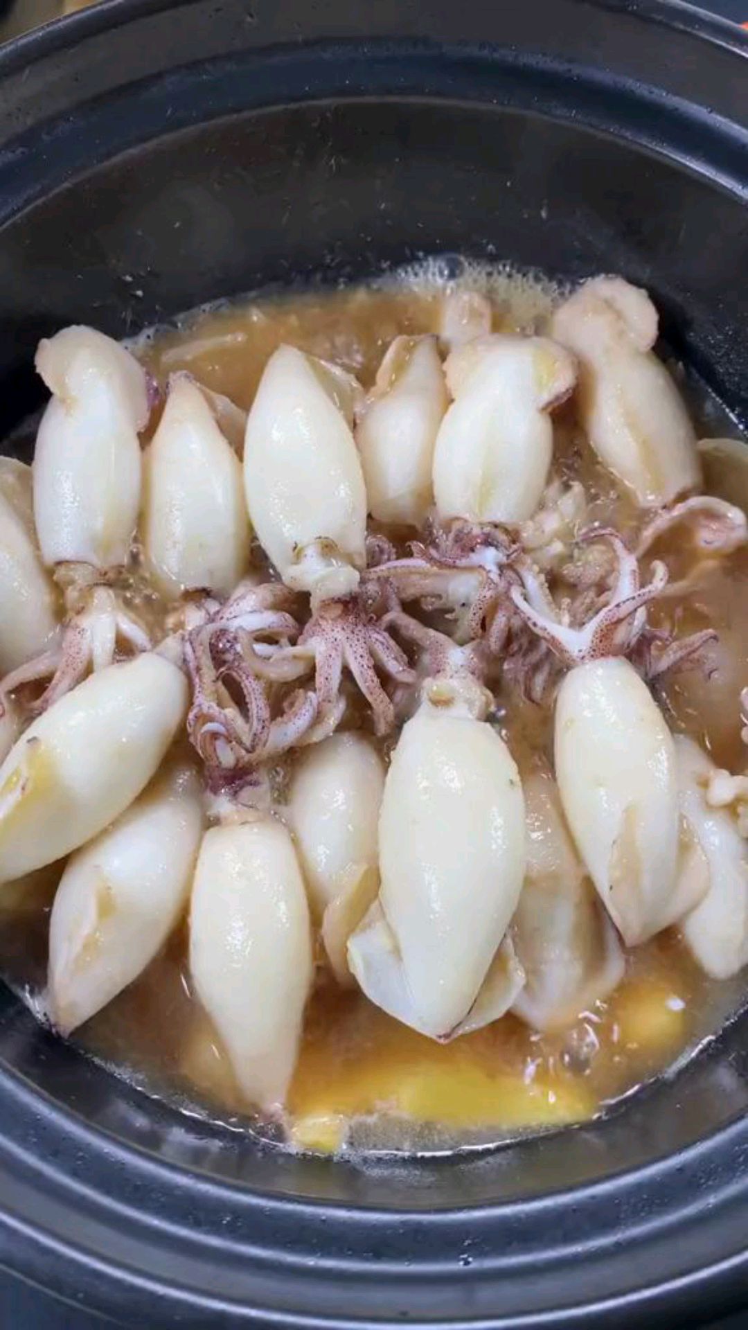 吃辣椒的老铁就别进来了,砂锅焖墨鱼仔就是这么简单,海鲜美味轻松搞定
