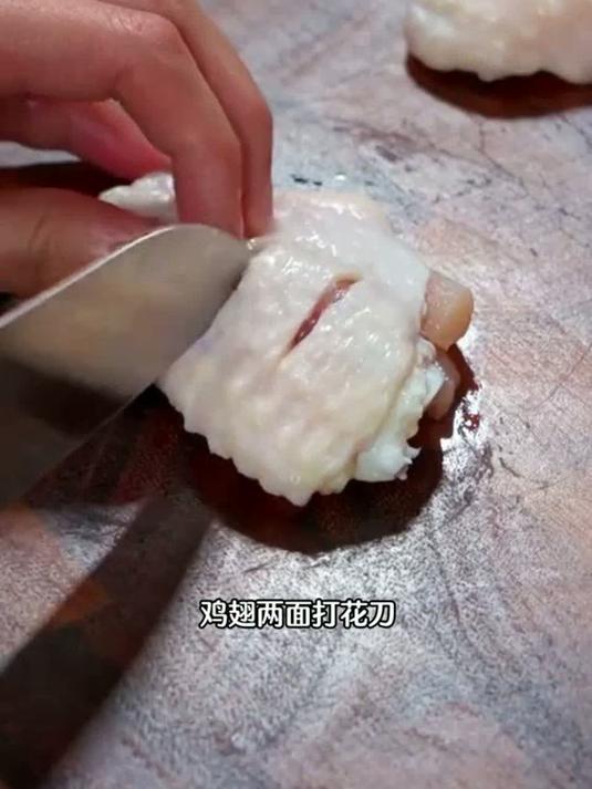 椒盐鸡翅一定是鸡翅中最好吃的做法，外酥里嫩，你一定要试试鸡翅