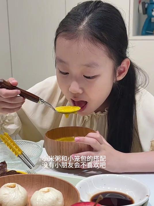 欢迎收看给娃做的不凑合晚餐，晚餐食谱：猪肉小笼包~
