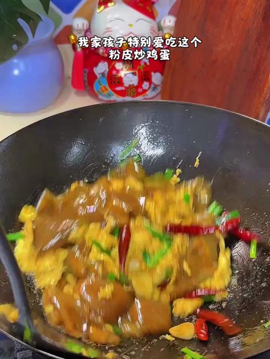 别小瞧这道粉皮炒鸡蛋,滑溜溜的很好吃