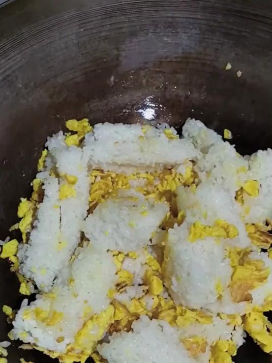 蛋炒饭失败的原因都是米饭不够干，油不够多，要舍得放油