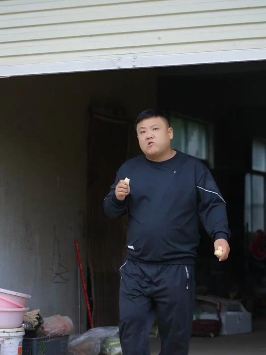 只要有时间一家人一起包饺子也是一件很幸福的事