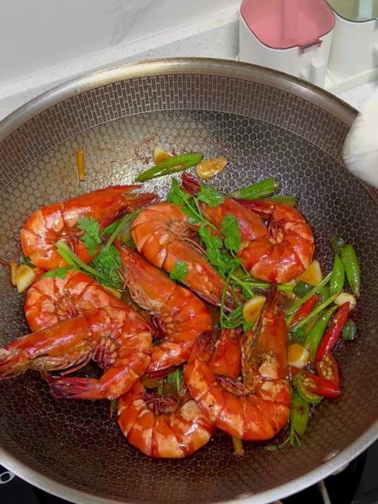 鲜活黑虎虾,处理干净,煮汤吃着合适