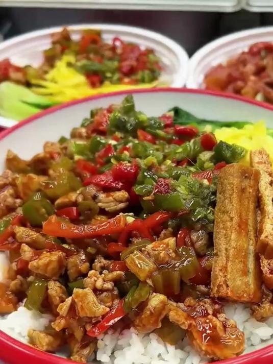 渣渣牛肉饭的独特风味:牛肉软烂,酱汁浓郁,一口下去,超下饭!