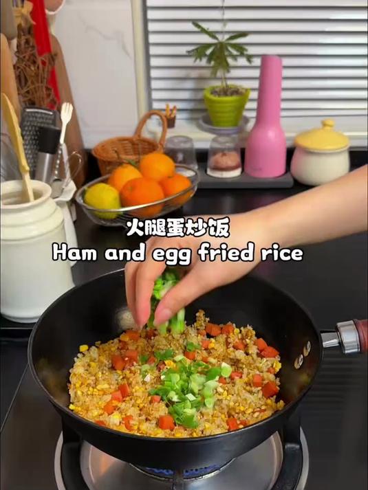 吃不完的米饭 简单做个猪油火腿蛋炒饭 香迷糊了~