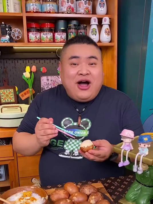 普通咸鸭蛋赶紧扔掉!看这一筷子就戳爆油的烤鸭蛋,比蟹黄还香!