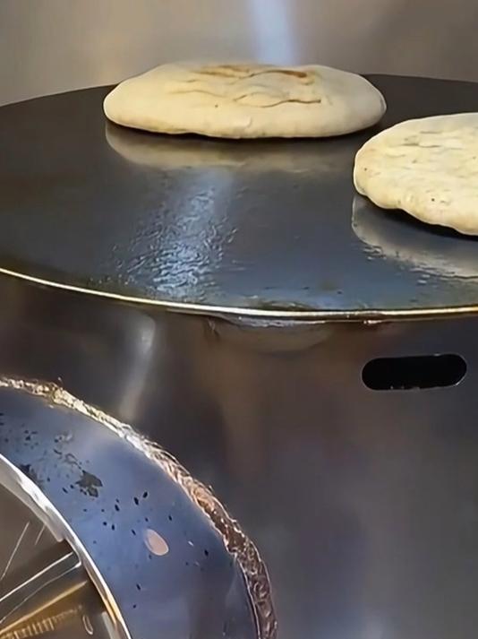 女子在家用炉子做烧饼,煎烤一起搞定,网友:轻松实现烧饼自由