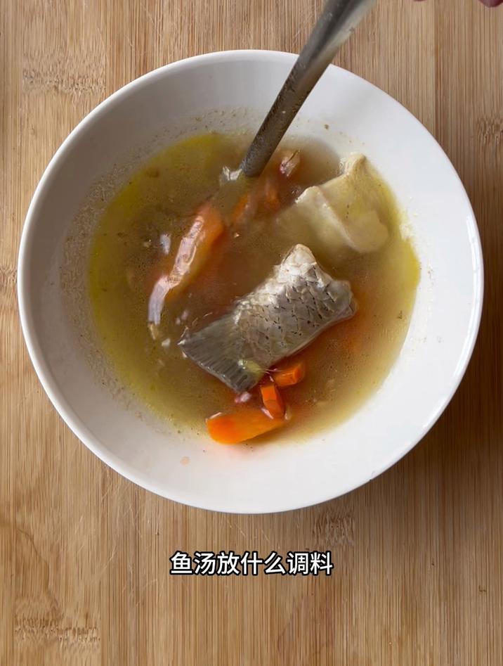 鱼汤放什么调料，放盐，五香粉，生抽和蚝油