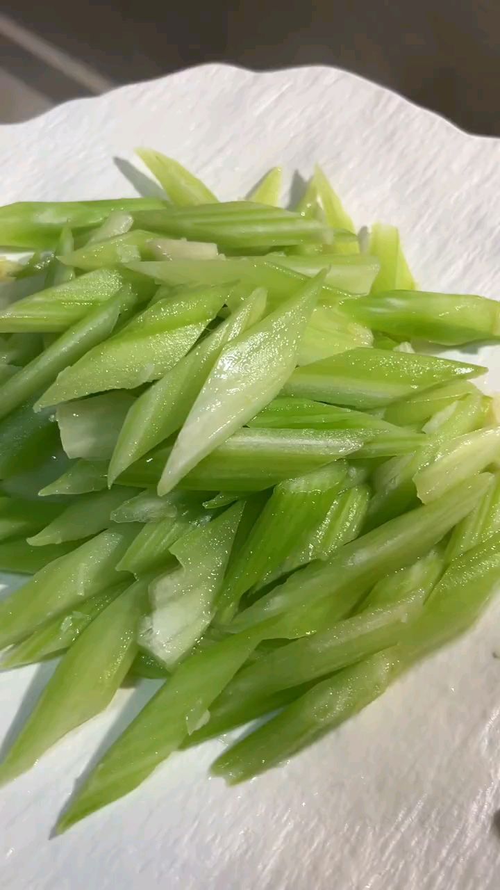 好吃又低脂肪的素炒芹菜