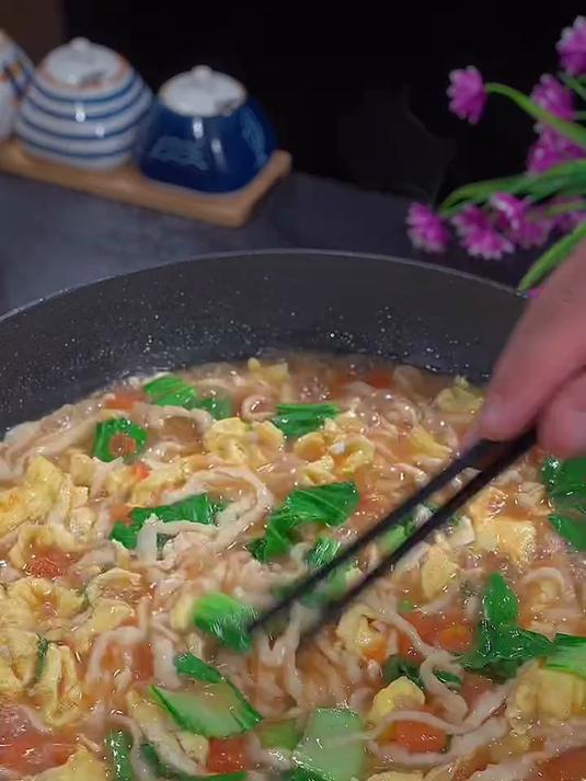 西红柿鸡蛋炝锅面，热热乎乎简单又美味