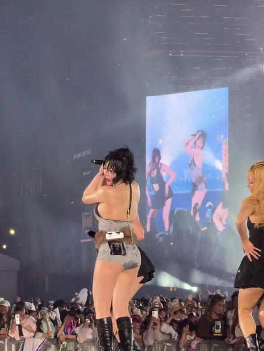 太突然！泫雅舞台晕倒！曾为减肥一天吃一片紫菜包饭晕倒过12次