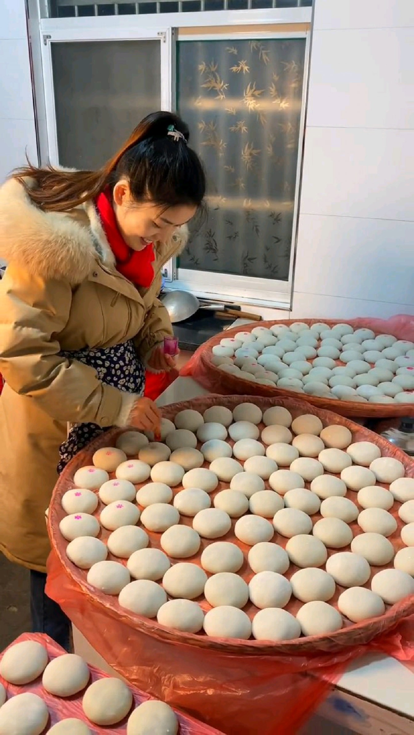 糯米圆子,馅是用猪油加上土黑芝麻,特别的香