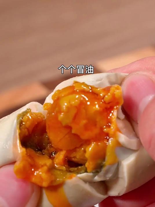 腌蛋有的人用泥巴,有的人用盐,那这个翻沙流油的做法你见过吗?