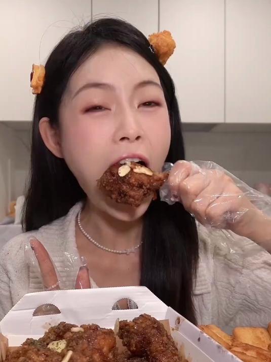 下雨天宅家吃个炸鸡外卖叭!韩国bbq蒜香炸鸡好香
