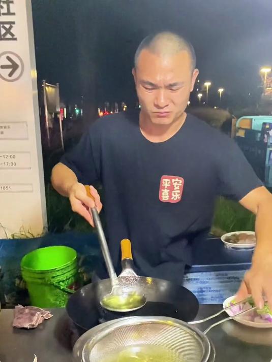 江苏泰州马路边的兴化大排档，干净又卫生