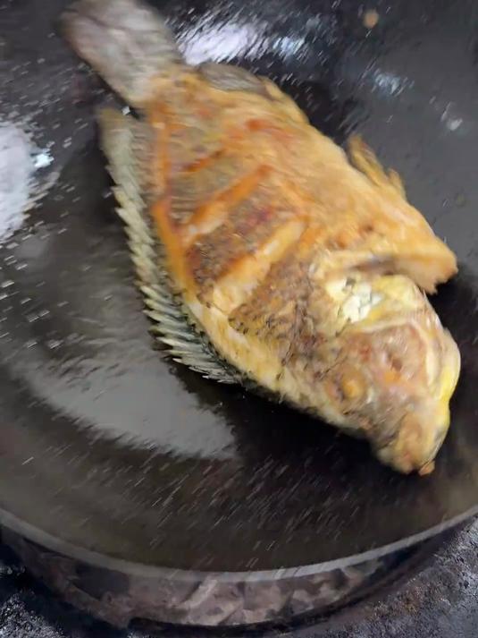 给大家分享一道我们广西特色江湖菜老友鱼,这道菜的开胃程度