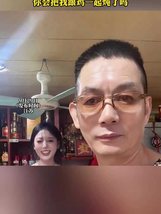 爸爸辛苦卖鸡汤供女儿上大学,没想到女儿毕业回来和他一起卖鸡汤