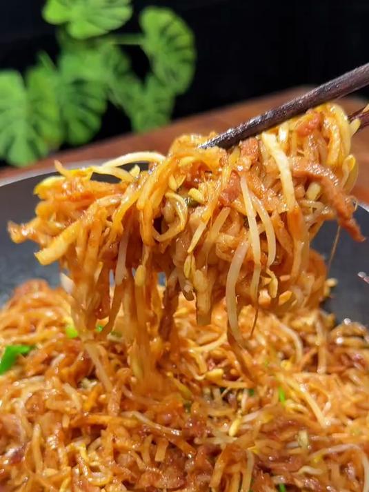 肉丝豆芽焖饼简单好吃