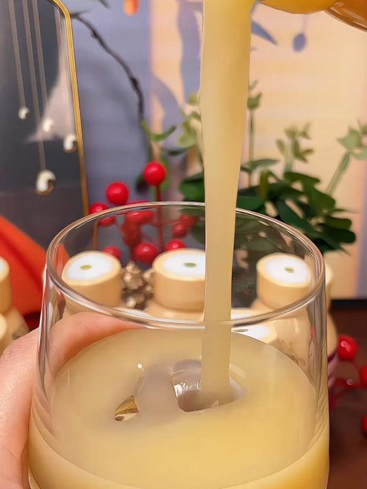 西梅奶昔真实添加了西梅浓缩汁,喝起来酸酸甜甜,清爽又解腻!