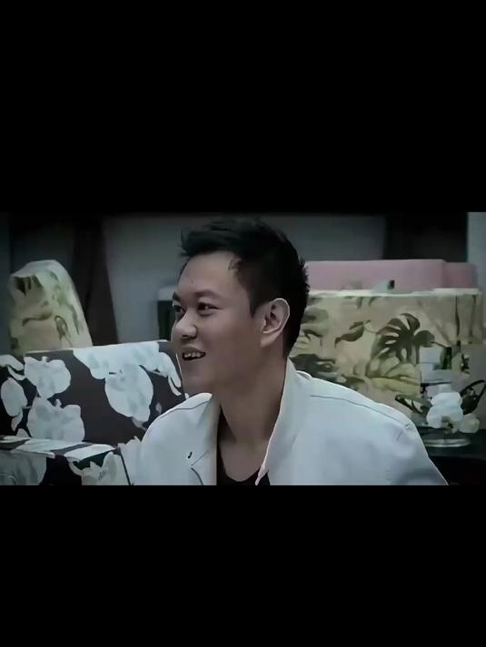 这个老板每次见领导,都会带一个漂亮的女员工