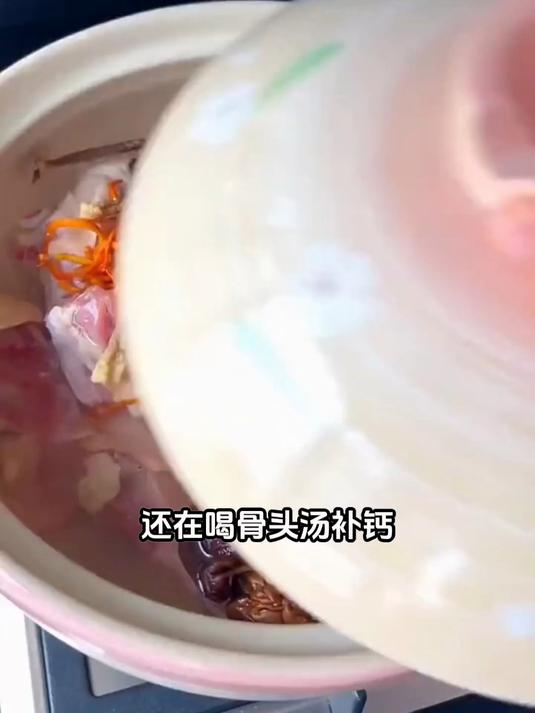 喝汤喝出精气神,茶树菇排骨汤的养生底气
