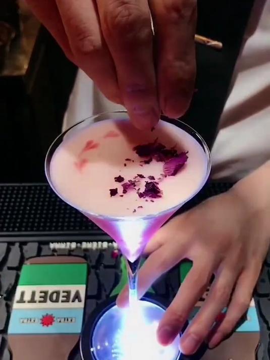 红粉佳人 经典的女士鸡尾酒 绵密且甜美的口感 让女士不胜喜爱