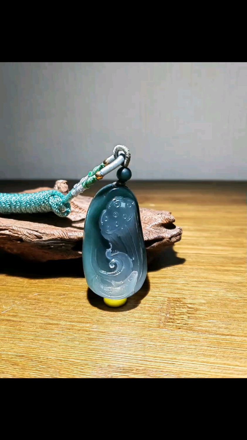 鱼戏新荷动,鸟散余花落