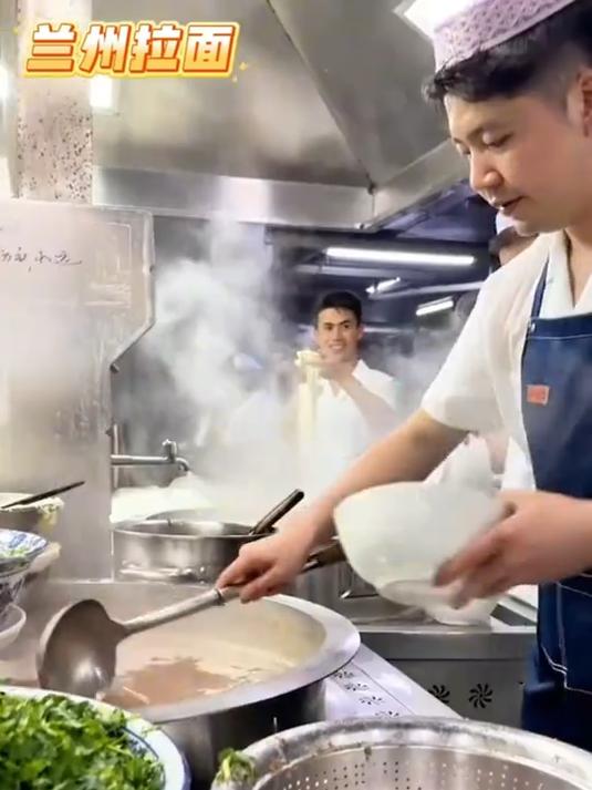 正宗清真兰州拉面 跟店里的味道一样!年纪大嘴馋的真的可以试试