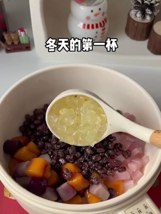 冬天的第一杯双拼奶茶奶盖火锅
