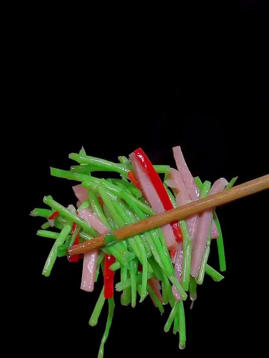 芦蒿怎么做才能翠绿鲜嫩呢？认真看视频