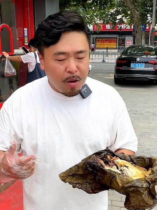 怪不得洪七公喜欢吃叫花鸡 这么美味 谁不馋啊