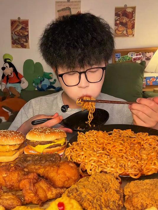 沉浸式吃夜宵，黏糊火鸡面和炸鸡汉堡超满足！