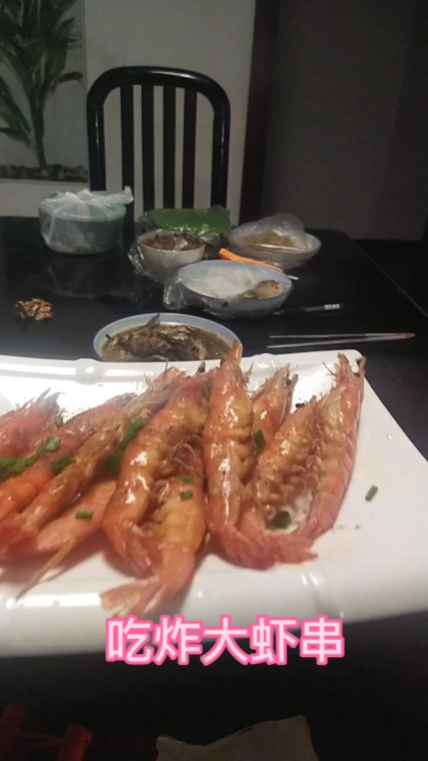 吃炸大虾串,好鲜好香,一大盘炸大虾全吃光
