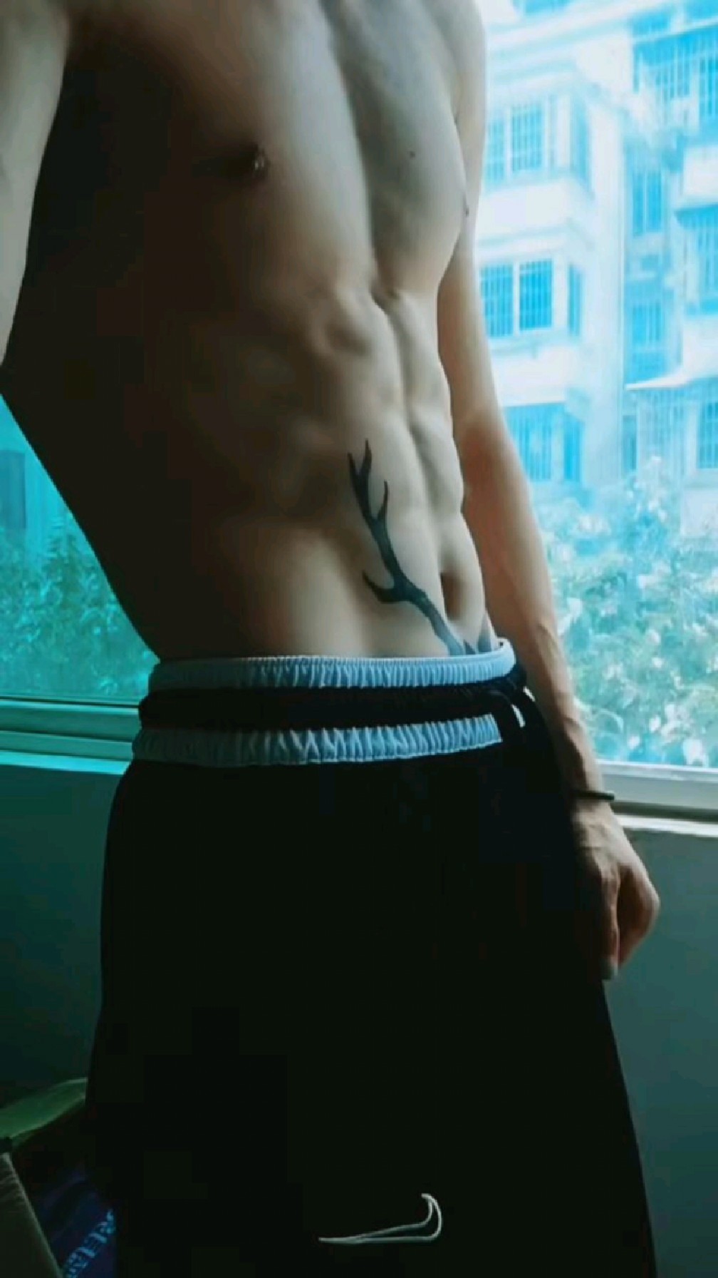 肌肉帅哥的纹身位置很特别