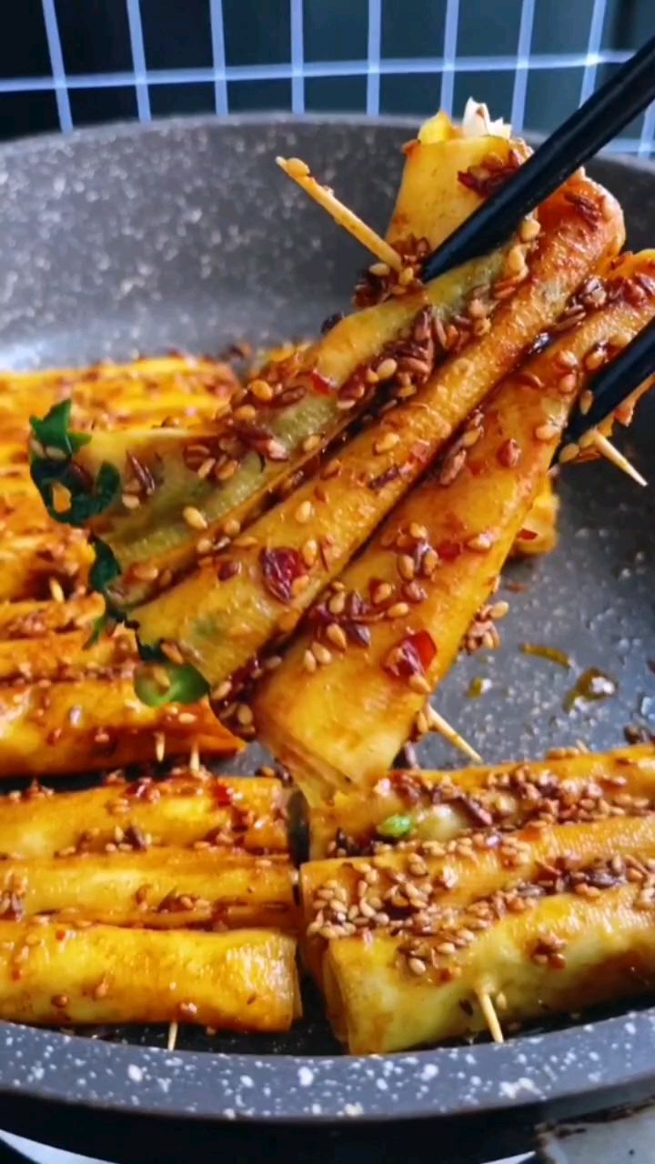 今天我们来做一个烧烤蔬菜卷,嘎嘎香