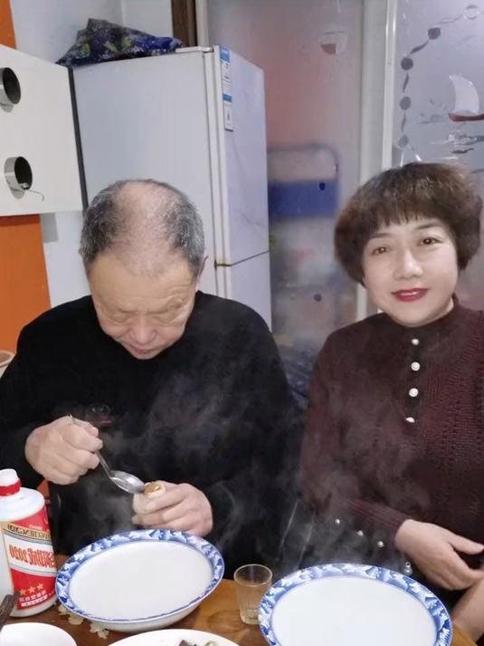 今天是我72岁生日，孩子给定的蛋糕，要请老爸出去吃饭